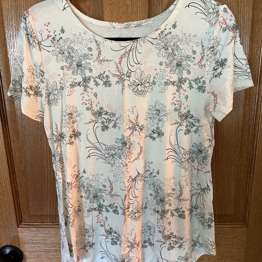 Maurices Short Sleeve Pastel Colored blouse.  Size M.
